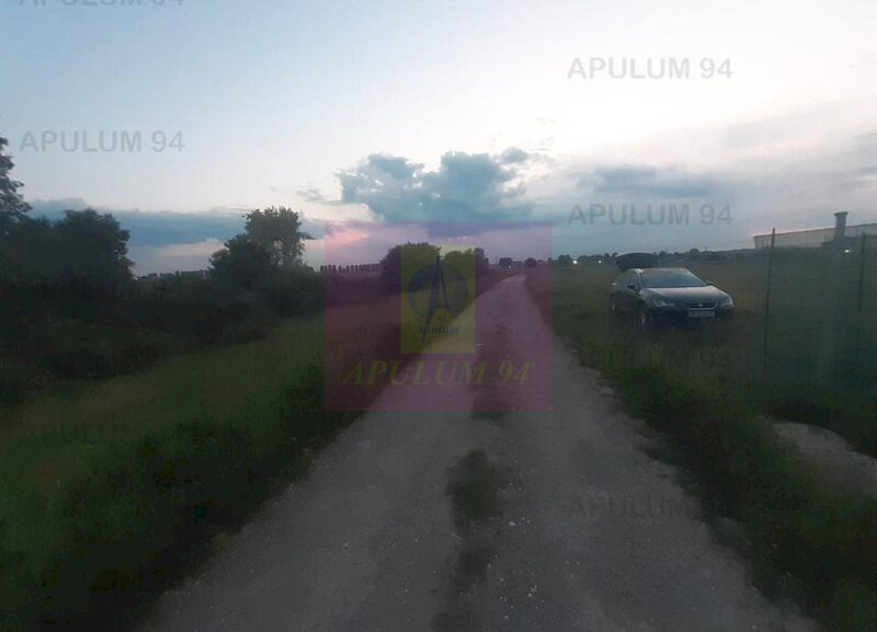 Teren aproape de Bucuresti langa padure